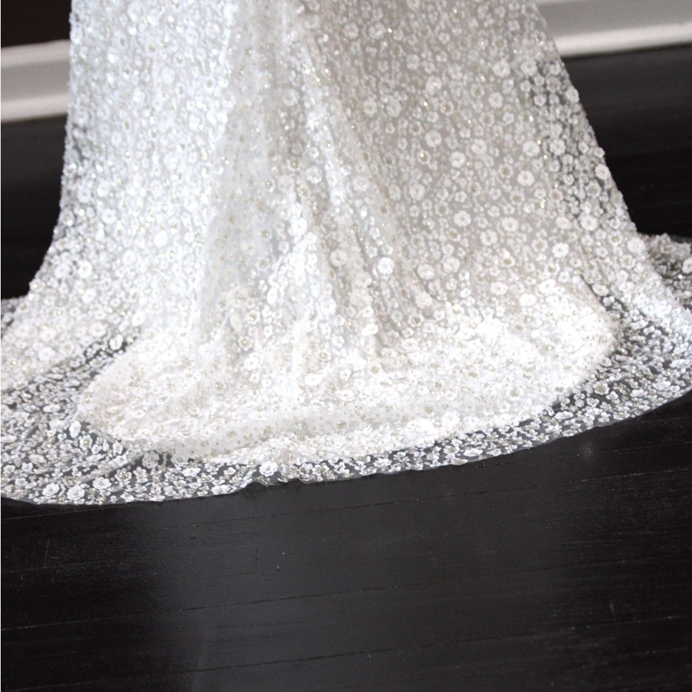 Elegant White Lace Gown - image 6